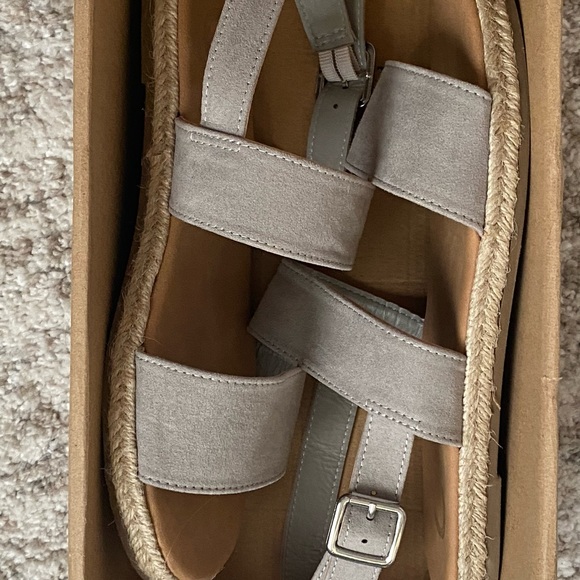 Sandals color grey/cream size 8 1/2 in excellent condition inside very clean - Picture 3 of 4